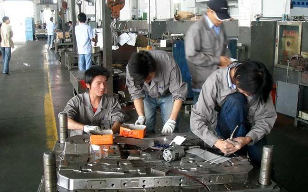 模具企业老板回校当老师把技能传给年轻学子